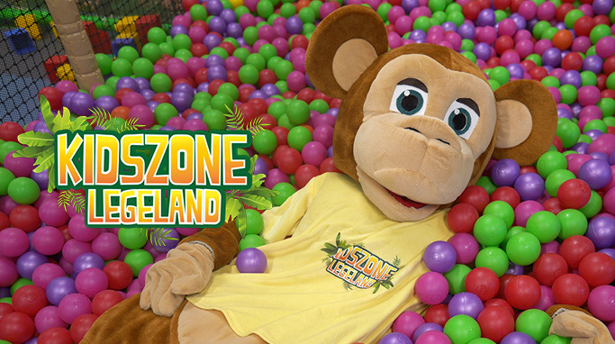 Børn leger, klatrer og har det sjovt i KidsZone Legeland i Glostrup Shoppingcenter.